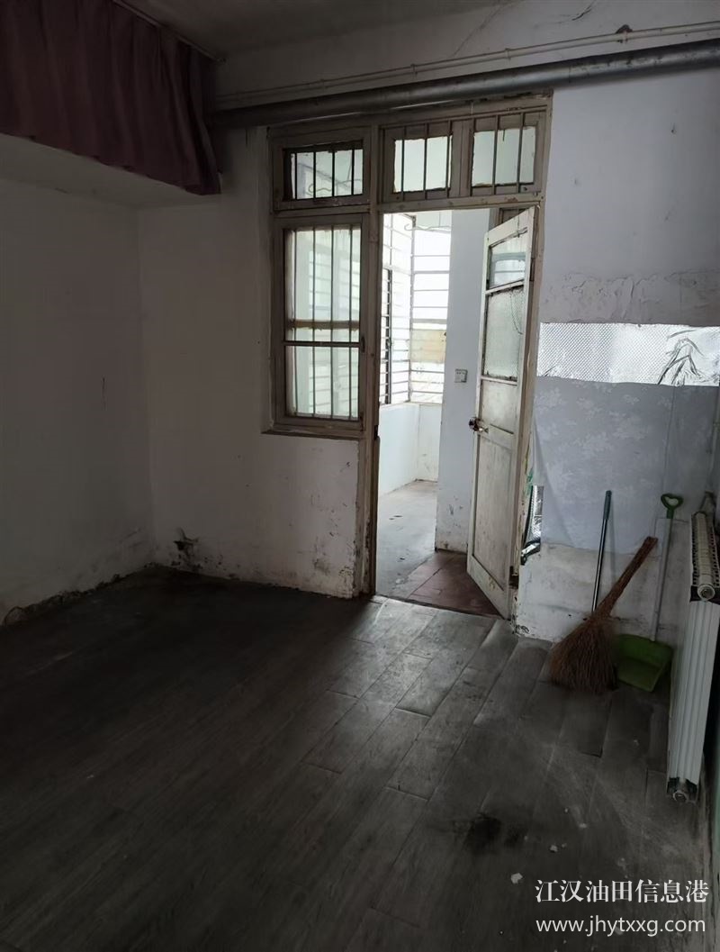 出售江鉆小區(qū)1樓面積60平帶大院子，好地段，產(chǎn)權(quán)清楚