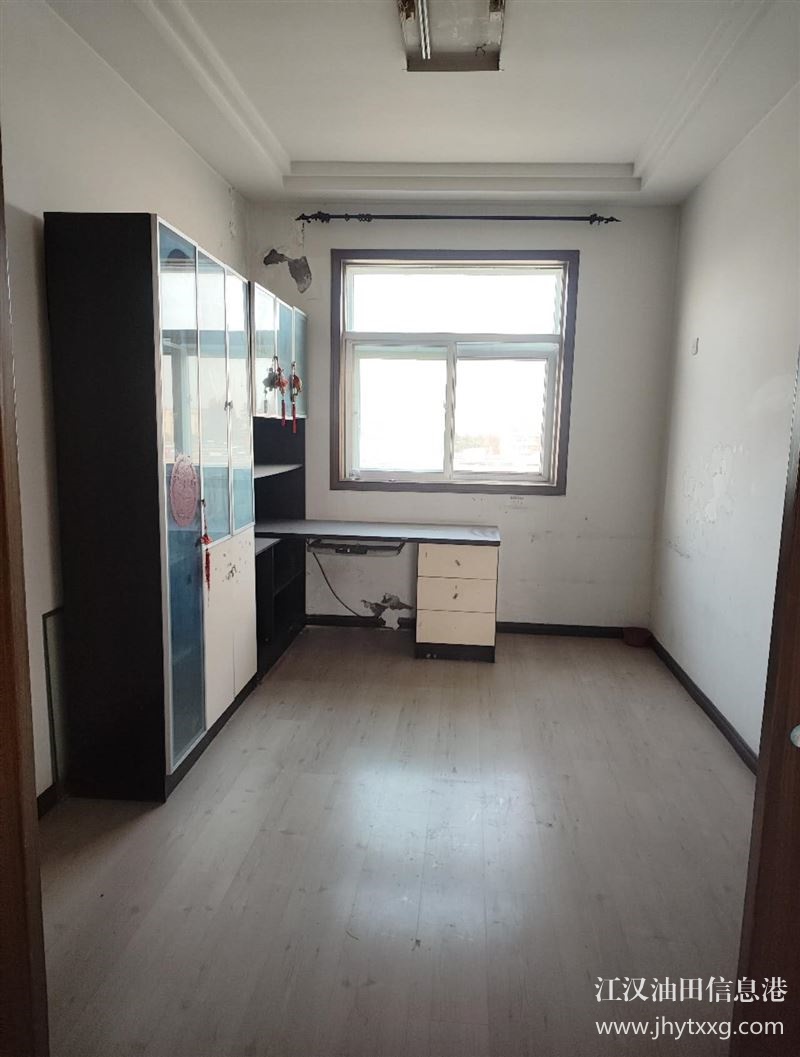 出售五七鉆前小區(qū)5樓非頂樓面積110.