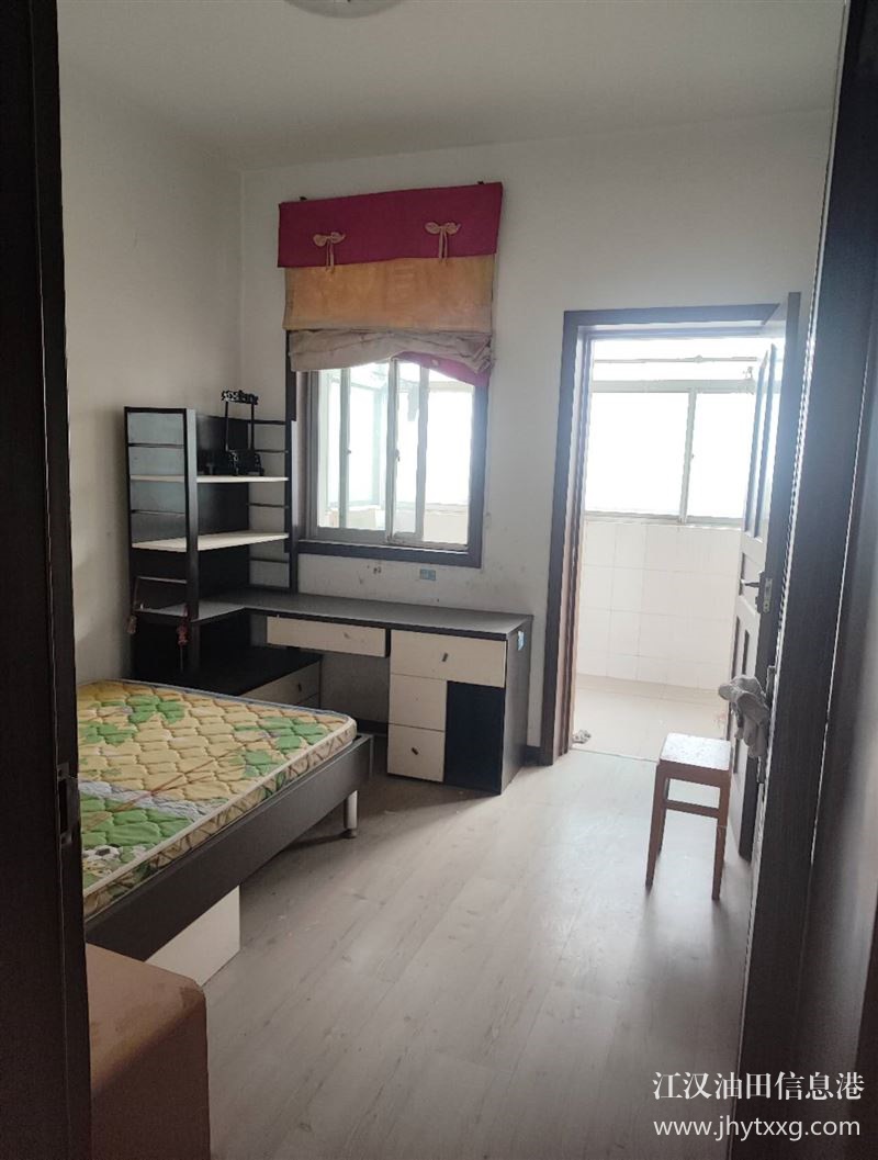 出售五七鉆前小區(qū)5樓非頂樓面積110.