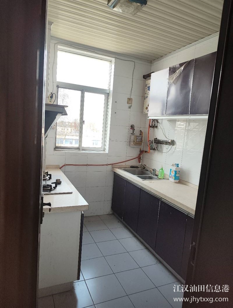 出售五七鉆前小區(qū)5樓非頂樓面積110.